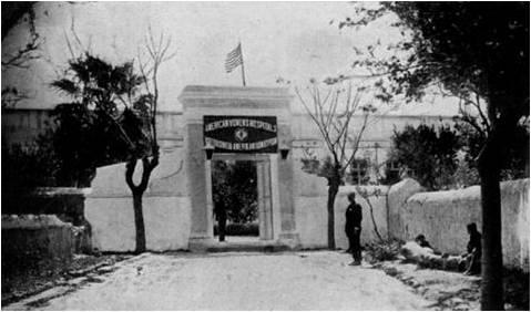 8- Η βόρεια είσοδος του Νοσοκομείου με την αμερικάνικη σημαία να κυματίζει και την επιγραφή «Νοσοκομείο Αμερικανίδων γυναικών»