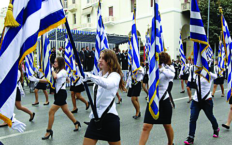 μαθητική παρέλαση με καυτά μίνι και χαμηλόμεσατζην